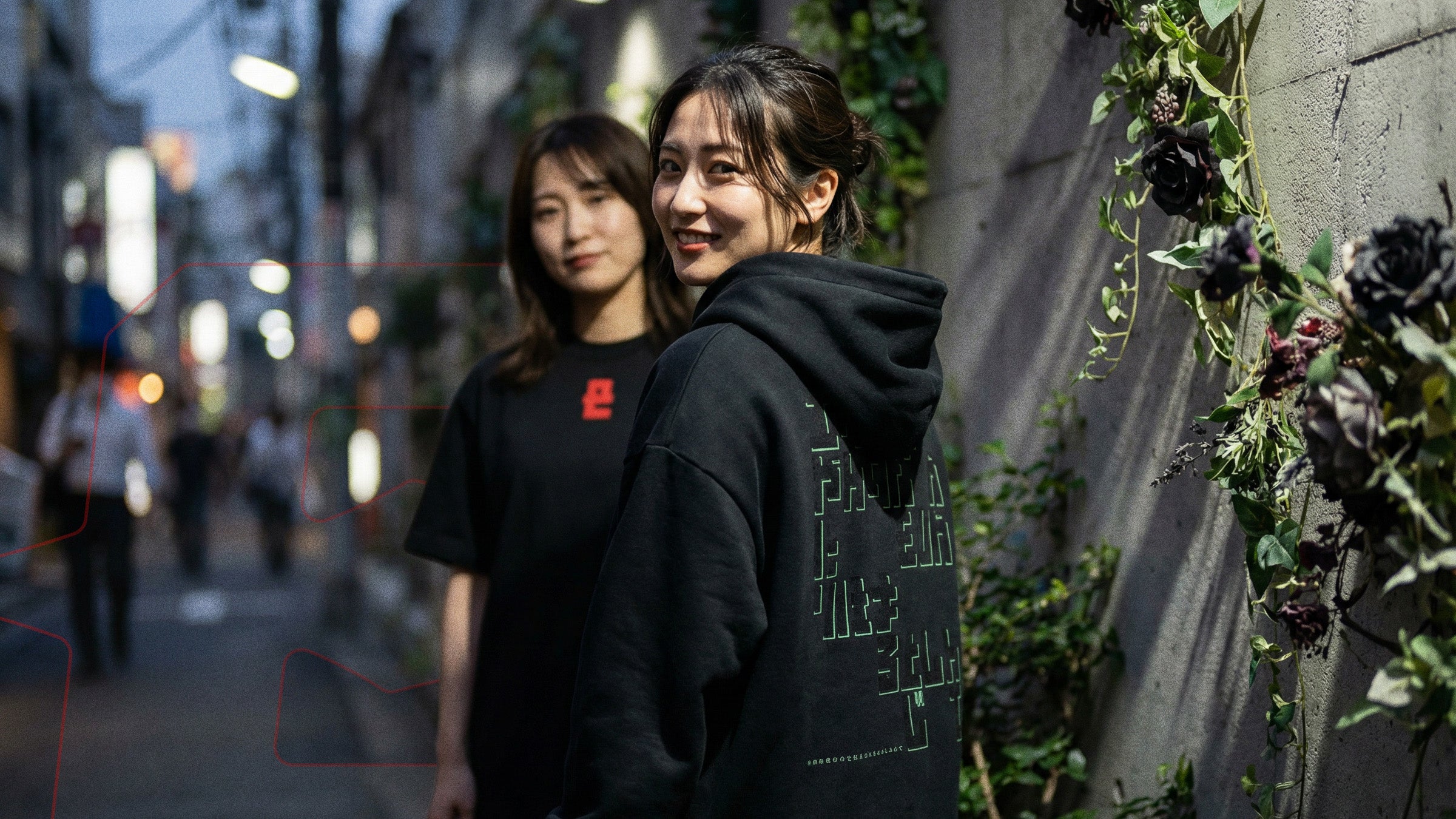 photo shooting outside 2 japanese girl