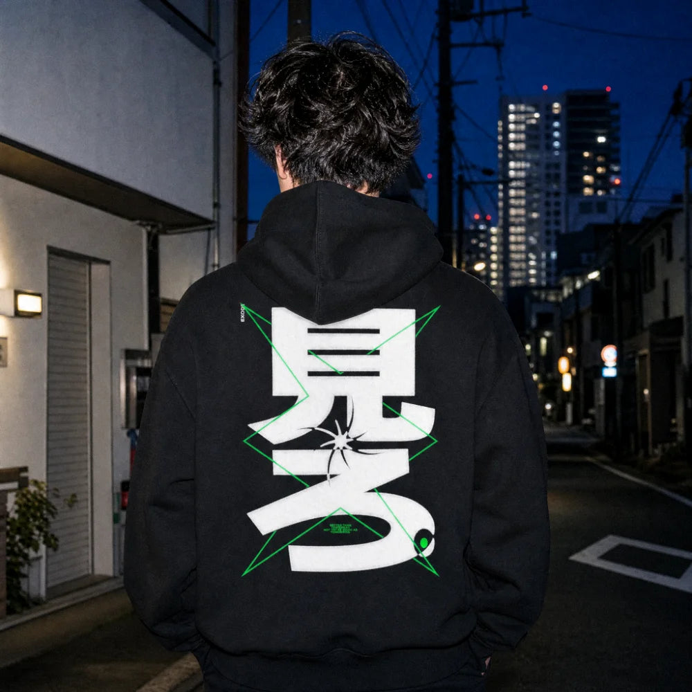 Hoodie EXODE BETTER porté, vue de dos, de nuit en ville