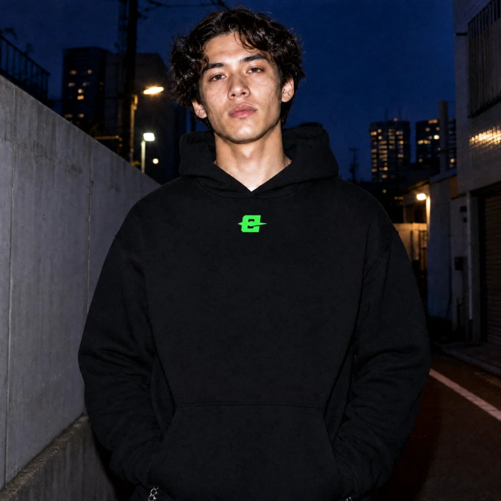 Hoodie EXODE BETTER porté, vue de face, de nuit en ville