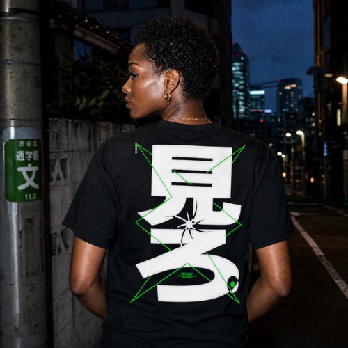 T-shirt EXODE BETTER porté, vue de dos, de nuit en ville