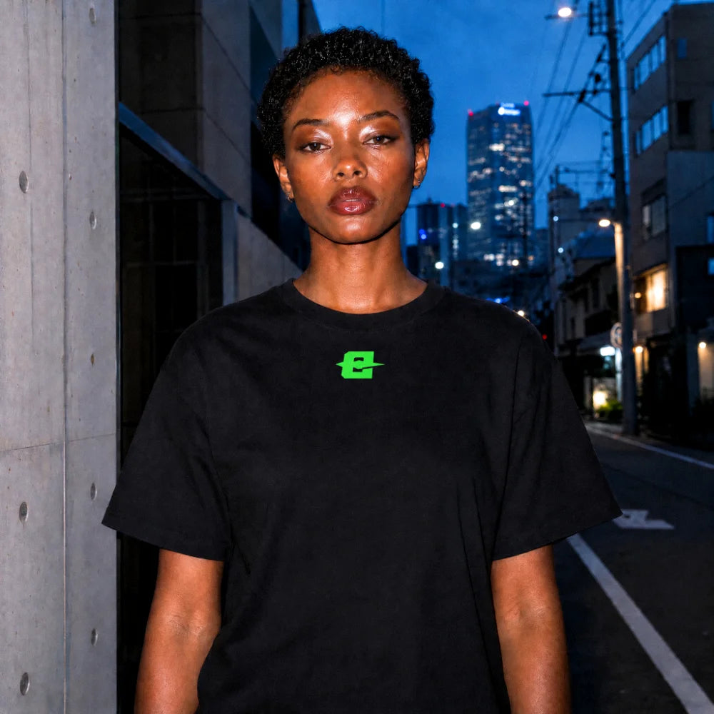 T-shirt EXODE BETTER porté, vue de face, de nuit en ville
