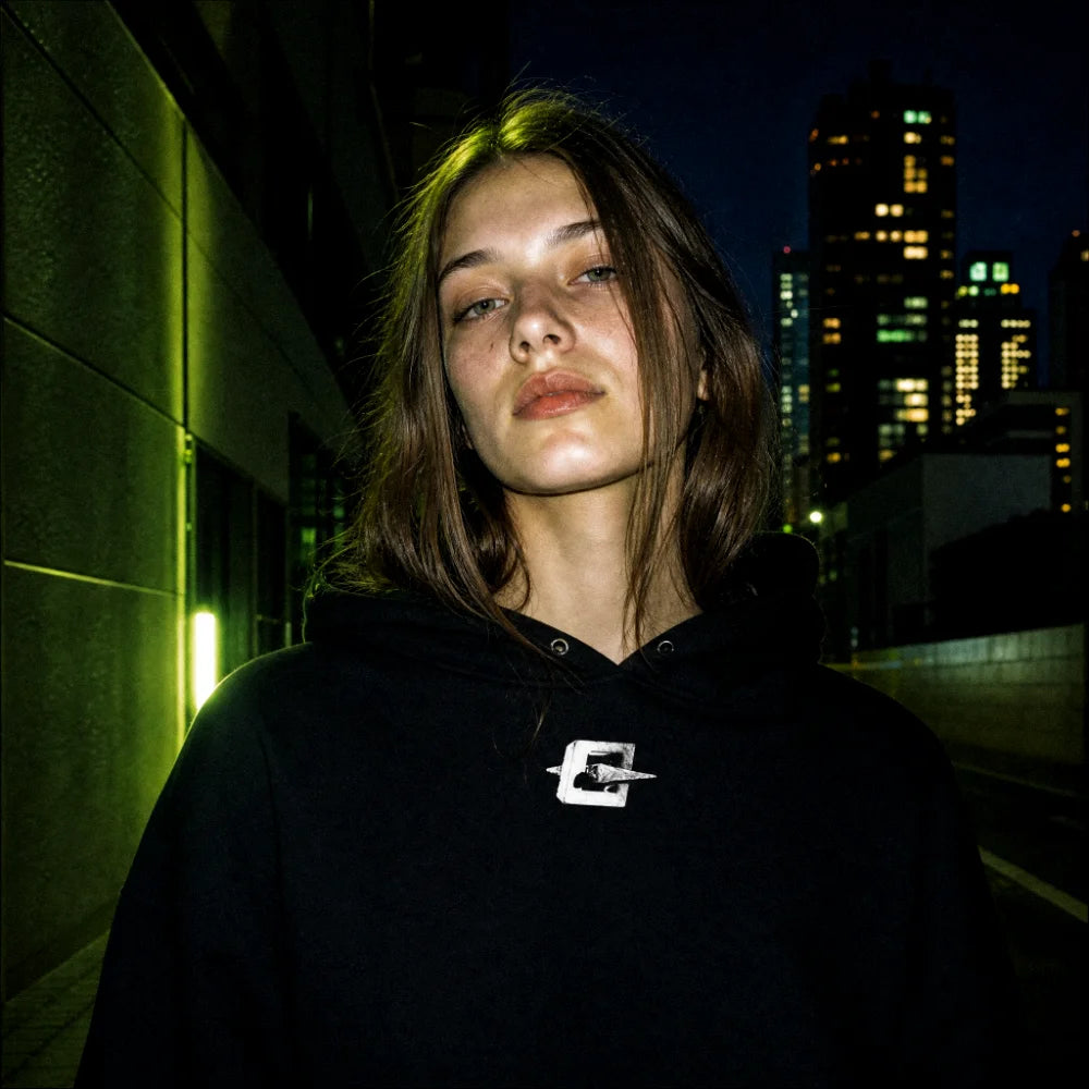 Hoodie EXODE CONCRETE porté, vue de face, de nuit en ville