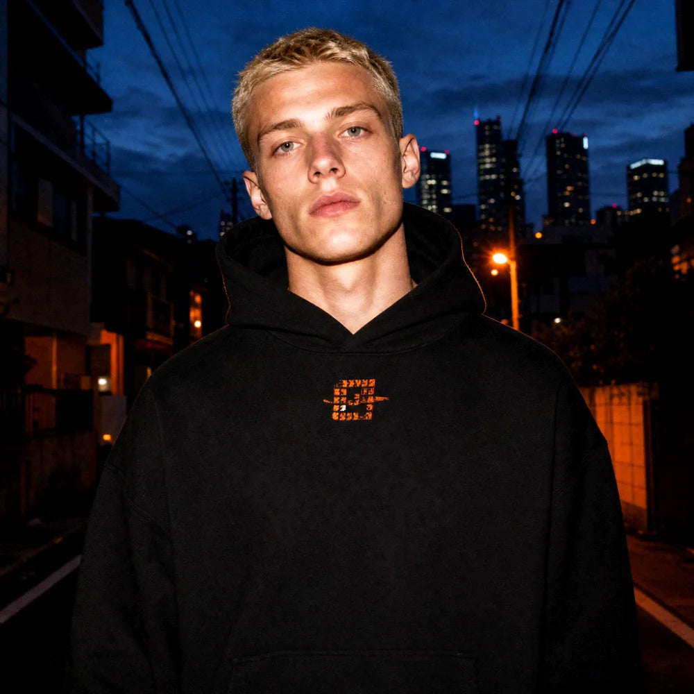 Hoodie oversize EXODE CORPORATE porté, vue de face, de nuit en ville