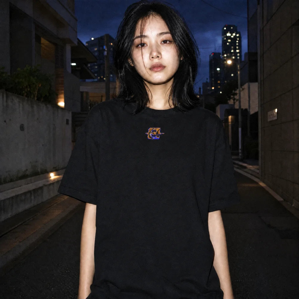 T-shirt EXODE EVERYWHERE porté, vue de face, de nuit en ville