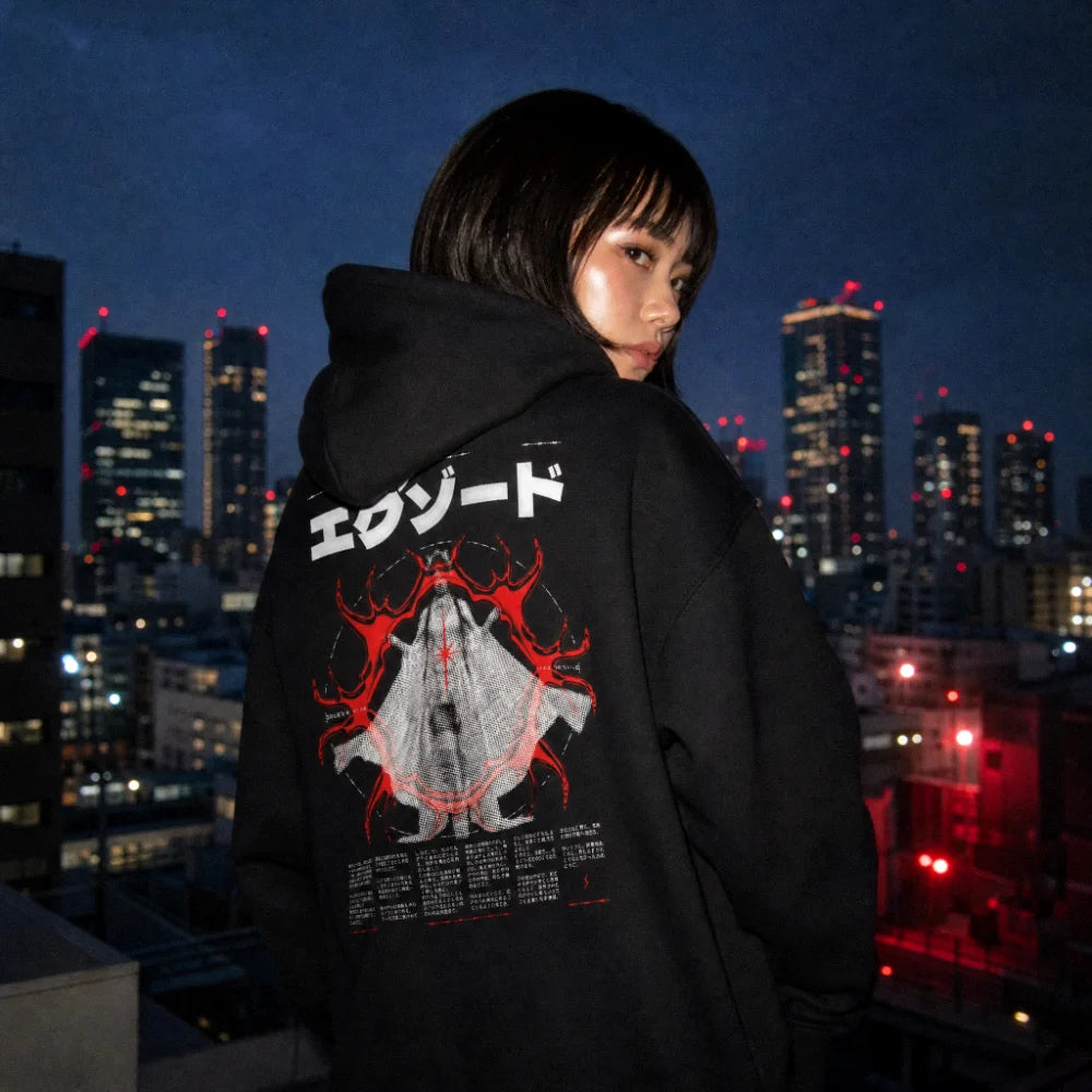 Hoodie EXODE REQUIEM porté, vue de dos, de nuit en ville