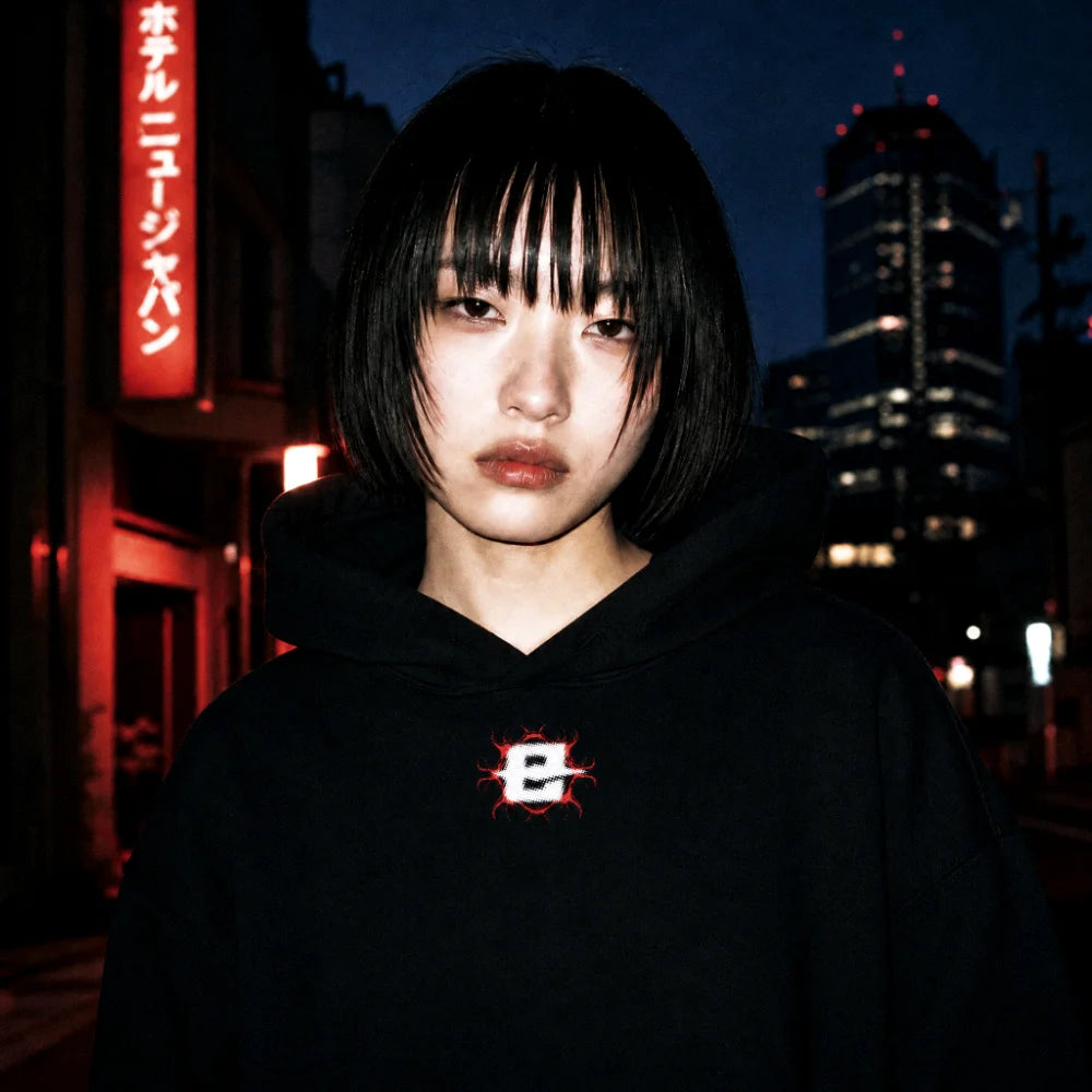 Hoodie EXODE REQUIEM porté, vue de face, de nuit en ville