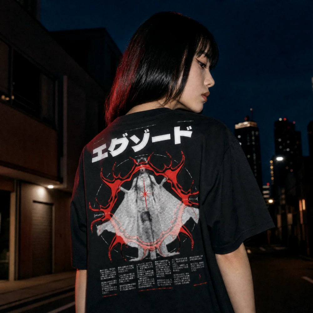 T-shirt EXODE REQUIEM porté, vue de dos, de nuit en ville