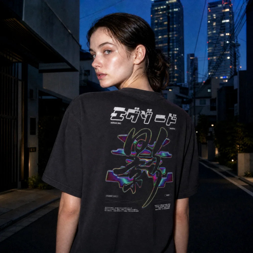 T-shirt oversize EXODE SHADOW porté, vue de dos, de nuit en ville