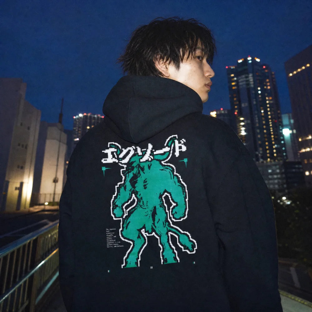 Hoodie EXODE TAURUS porté, vue de dos, de nuit en ville