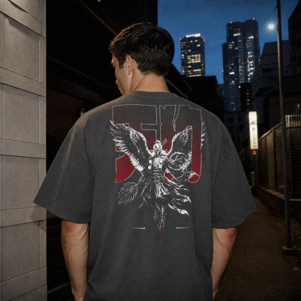 T-shirt oversize EXODE TENGU porté, vue de dos, de nuit en ville